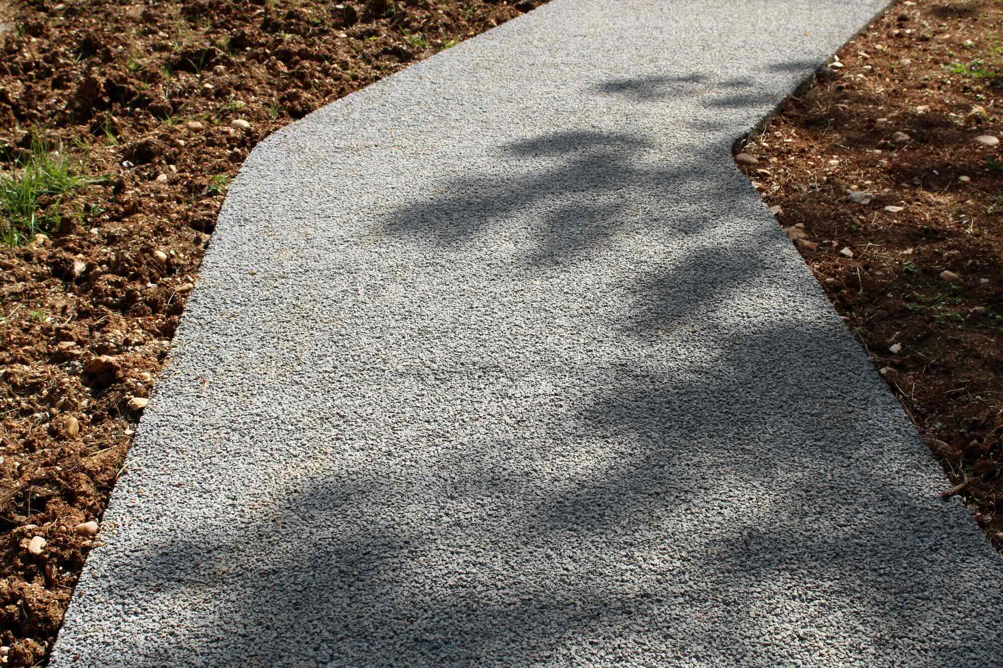 Allée sol en béton drainant